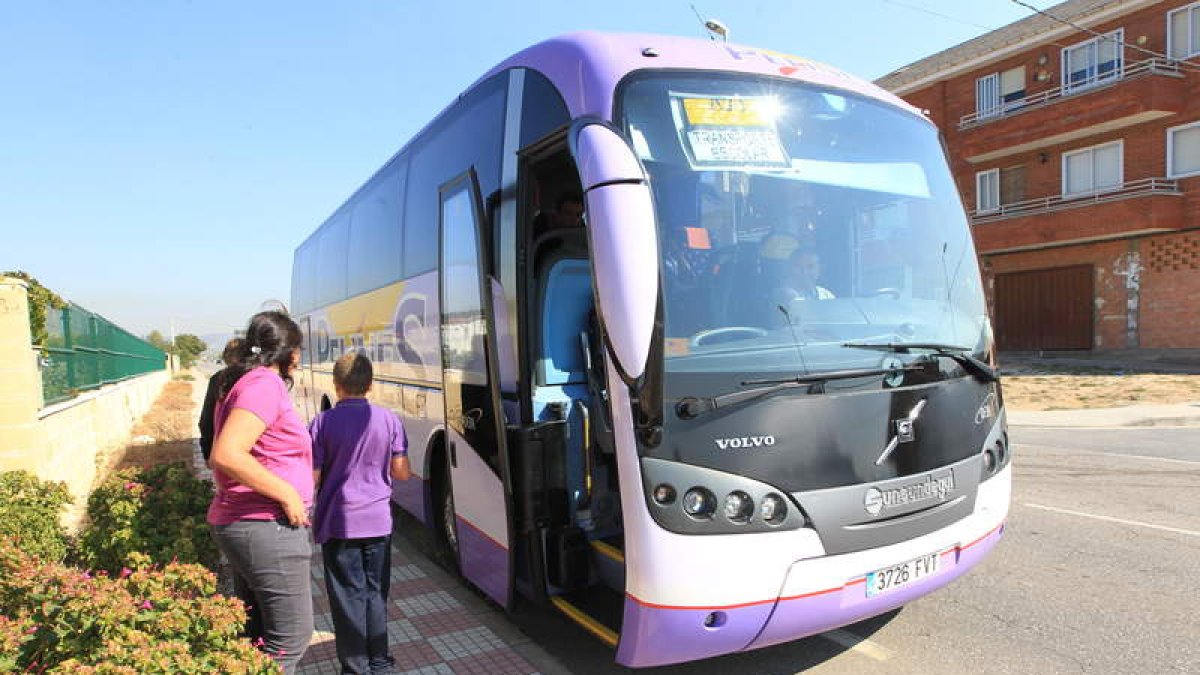 Imagen de archivo de un autobús que sigue una ruta de transporte escolar.