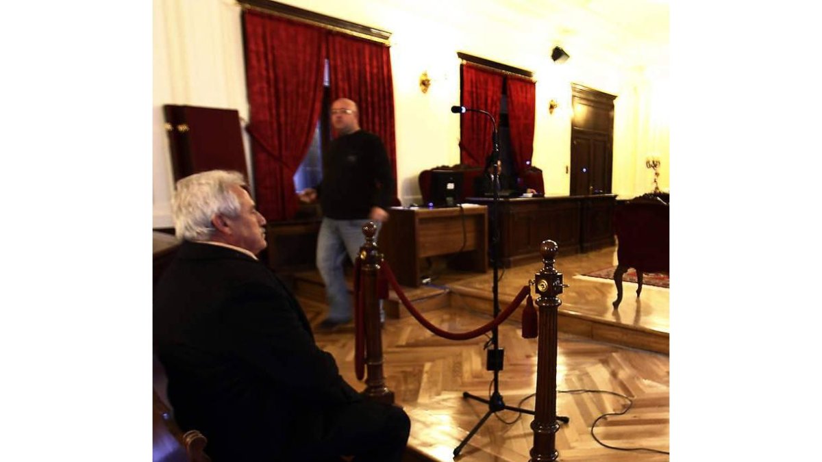 El alcalde de Carucedo, Clemades Rodríguez, en la Audiencia