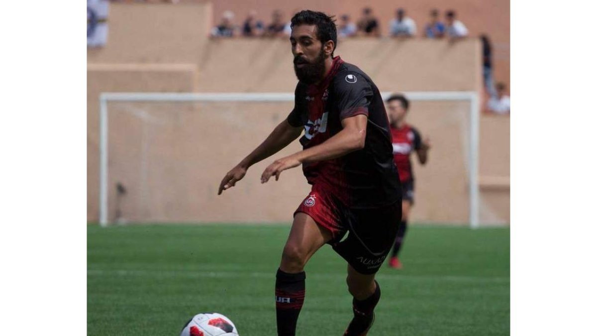 El jugador Carlos Bravo en un partido de esta temporada con el Unión Adarve. GRADA 3