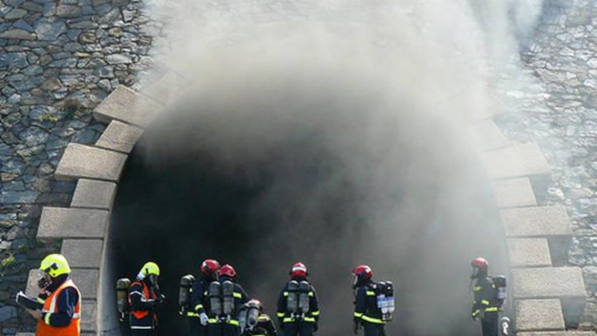 Los bomberos de Pingtung durante uno de los ejercicios realizados en las instalaciones de la FSB.
