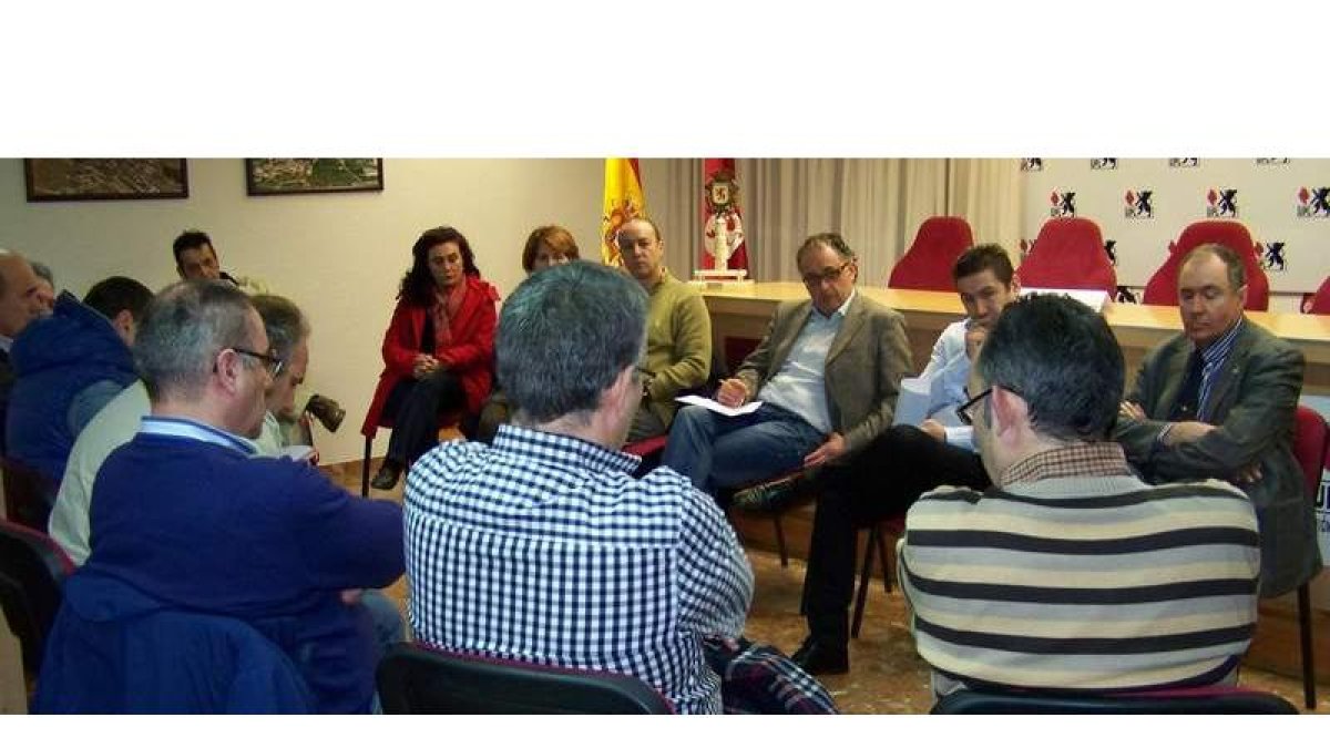 Momento de la reunión celebrada ayer en la sede de UPL.