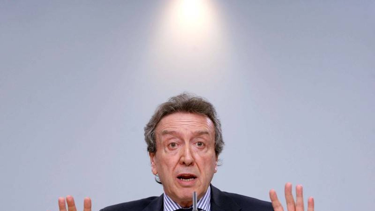 El consejero de la Presidencia y portavoz, José Antonio de Santiago-Juárez, comparece en rueda de prensa posterior al Consejo de Gobierno