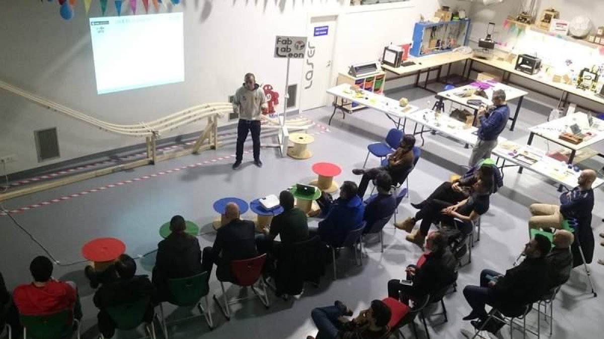 El FabLab leonés ha acogido diversas presentaciones sobre la tecnología Blockchain, cuya implantación en la provincia persigue Álex Casas.