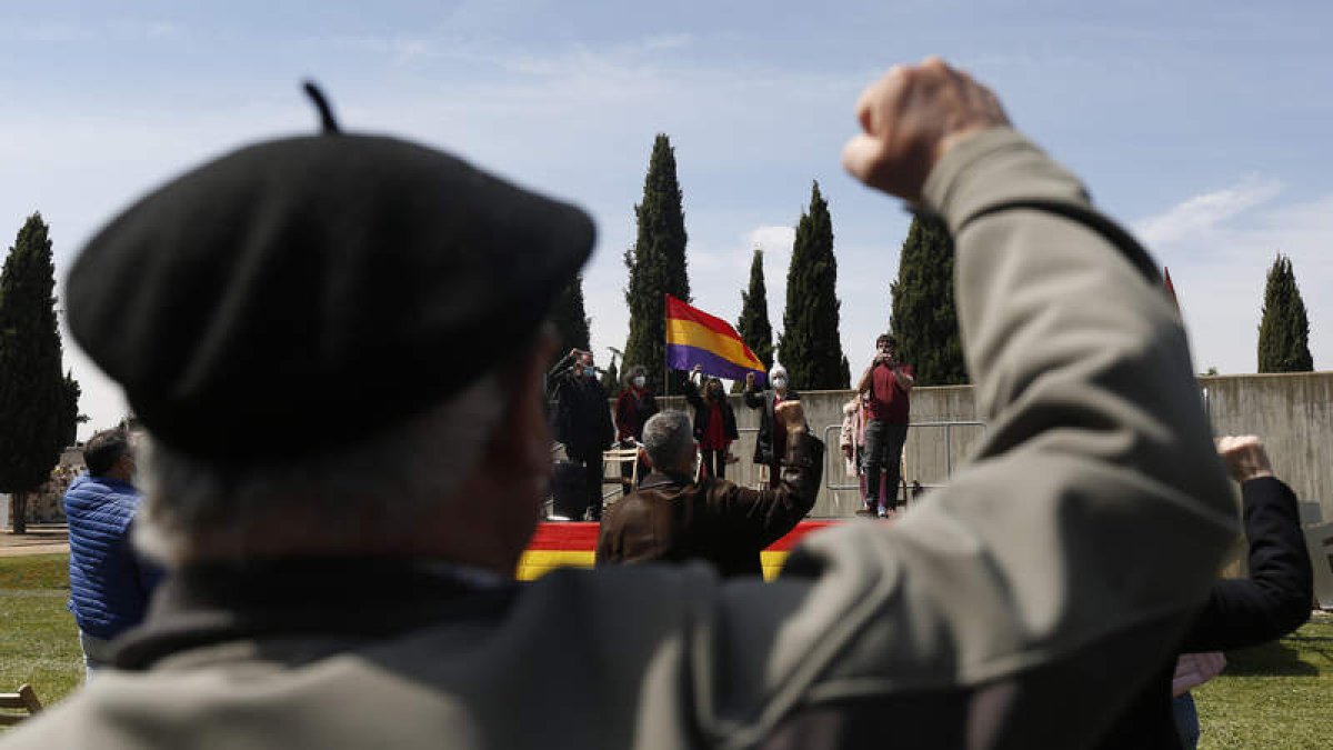 Un momento del encuentro celebrado en la capilla laica del cementerio de León. FERNANDO OTERO
