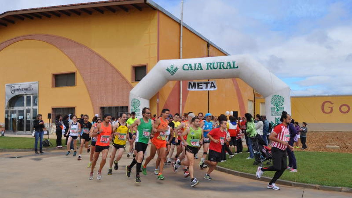 El circuito está inmerso entre los viñedos de la Bodega Gordonzello, en una prueba que impulsa Caja Rural. DL