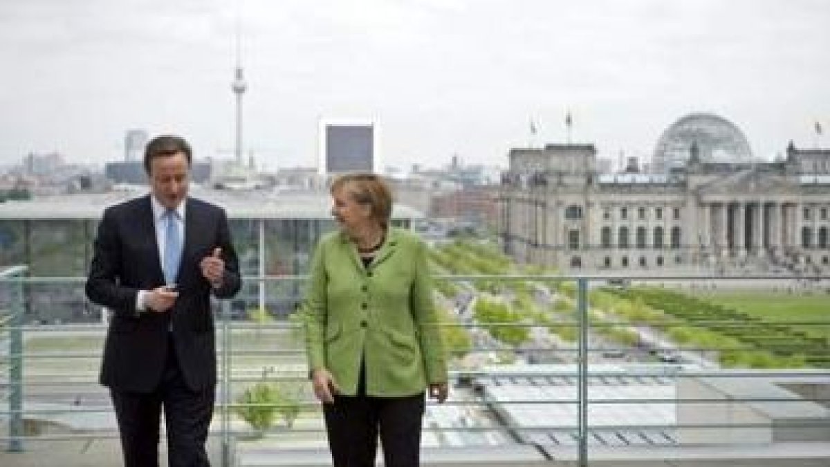 Cameron y Merkel, en una foto de archivo, conversan antes de una reunión que mantuvieron en la Canci