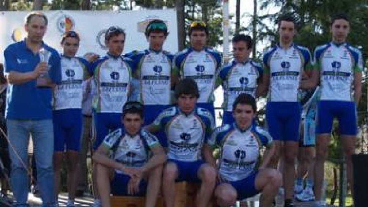 Miguel Ángel Benito recibe de Juan Fernández el premio como campeón provincial de ciclismo.
