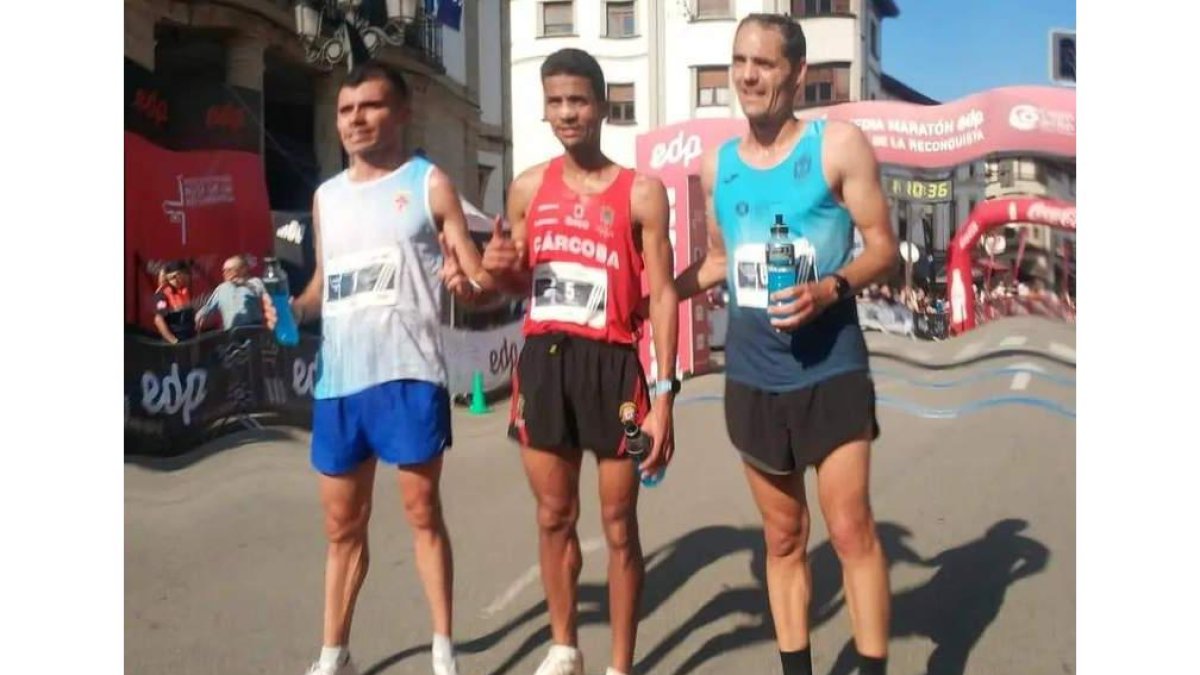 Álex Martínez, primero por la derecha, subió al podio en Cangas. DL
