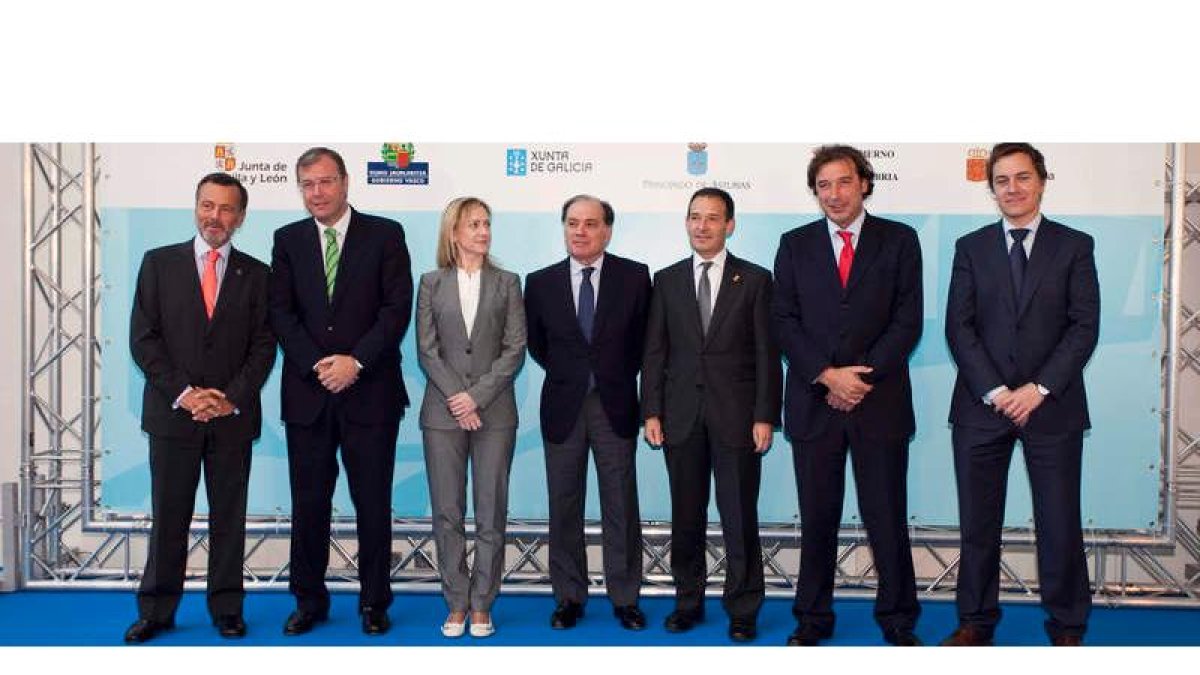 Agustín Hernández, Antonio Silván, Isabel Marqués, Tomás Villanueva, Anai Astiz, Francisco Rodríguez y Mikel Díez Sarasola posan antes de la reunión celebrada durante la jornada de ayer en Valladolid.