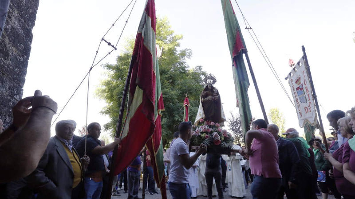 La patrona fue escoltada durante la procesión por los pendones de la ribera del Torío. MARCIANO PEREZ
