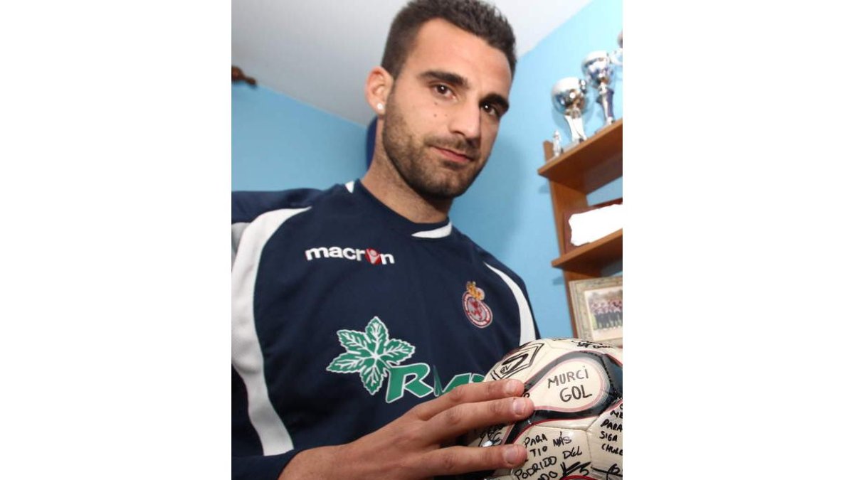 Murci, con el balón de los cinco al Huracán.