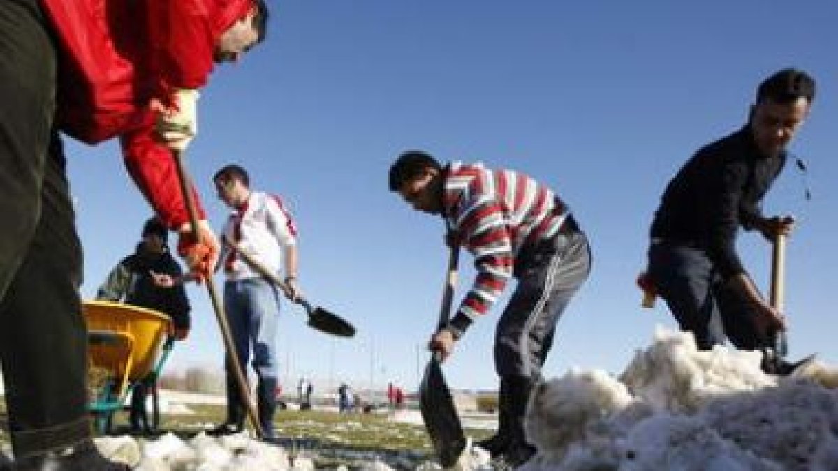 Algunos de los 25 reclusos en régimen de tercer grado que quitaron la nieve del Área de Puente Castr