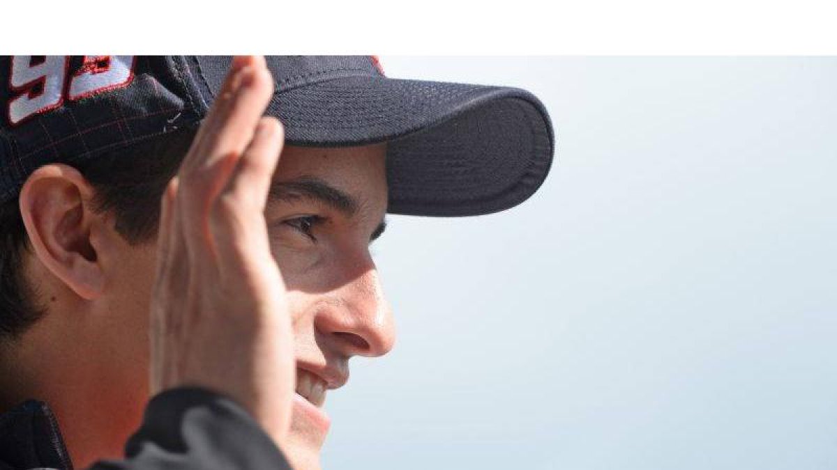 Márquez saluda a sus seguidores en Australia.