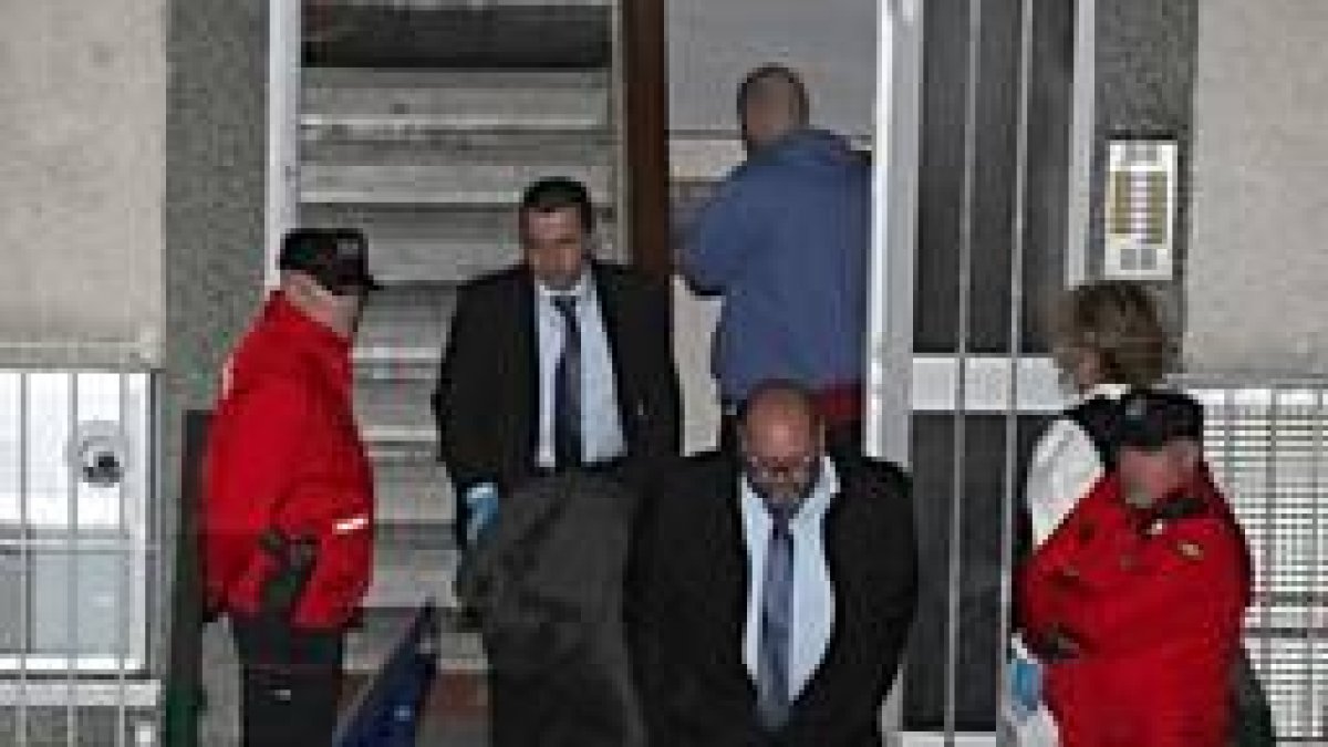 Los servicios funerarios trasladan el cadáver de uno de los dos octogenarios asesinados esta semana.