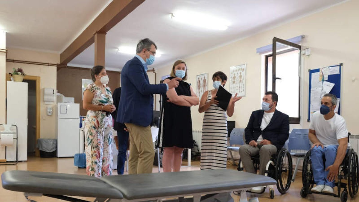 Blanco durante la visita ayer a Fiosimer en Sahagún junto a Martínez Majo. DL