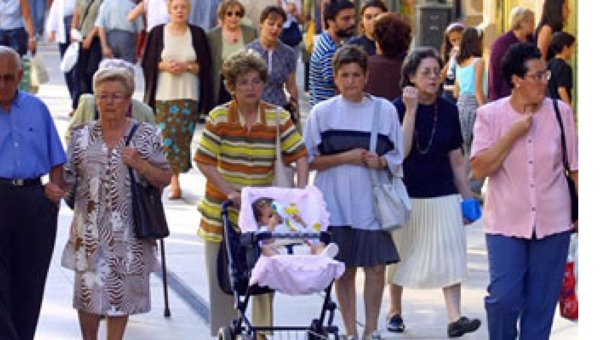Gente paseando por el centro de León
