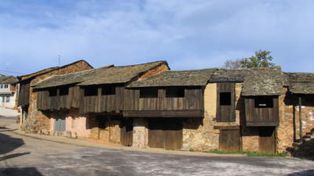 Las casas reconstruidas de Castrillo de Cabrera, donde se ha producido el nacimiento.