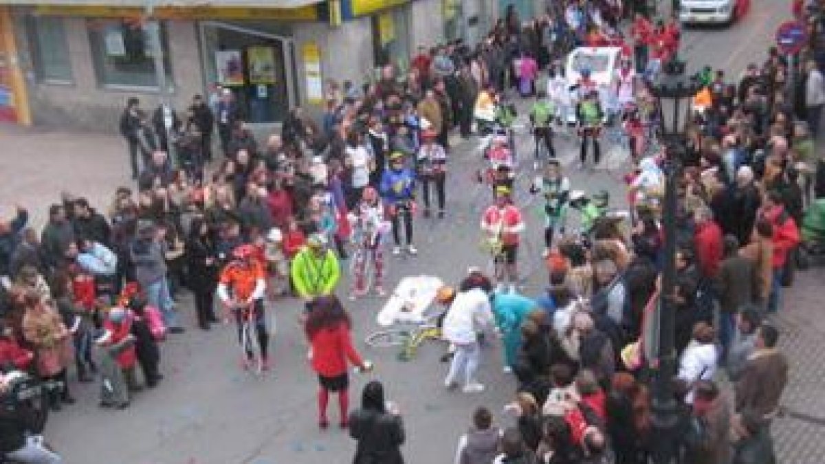 La comparsa del barrio La Poza mostró un año más sus cualidades carnavaleras.