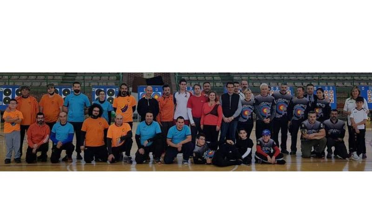 Foto de familia de los participantes en la primera entrega de la Liga Provincial de tiro con arco disputada en el Pabellón de Deportes de Astorga. DL