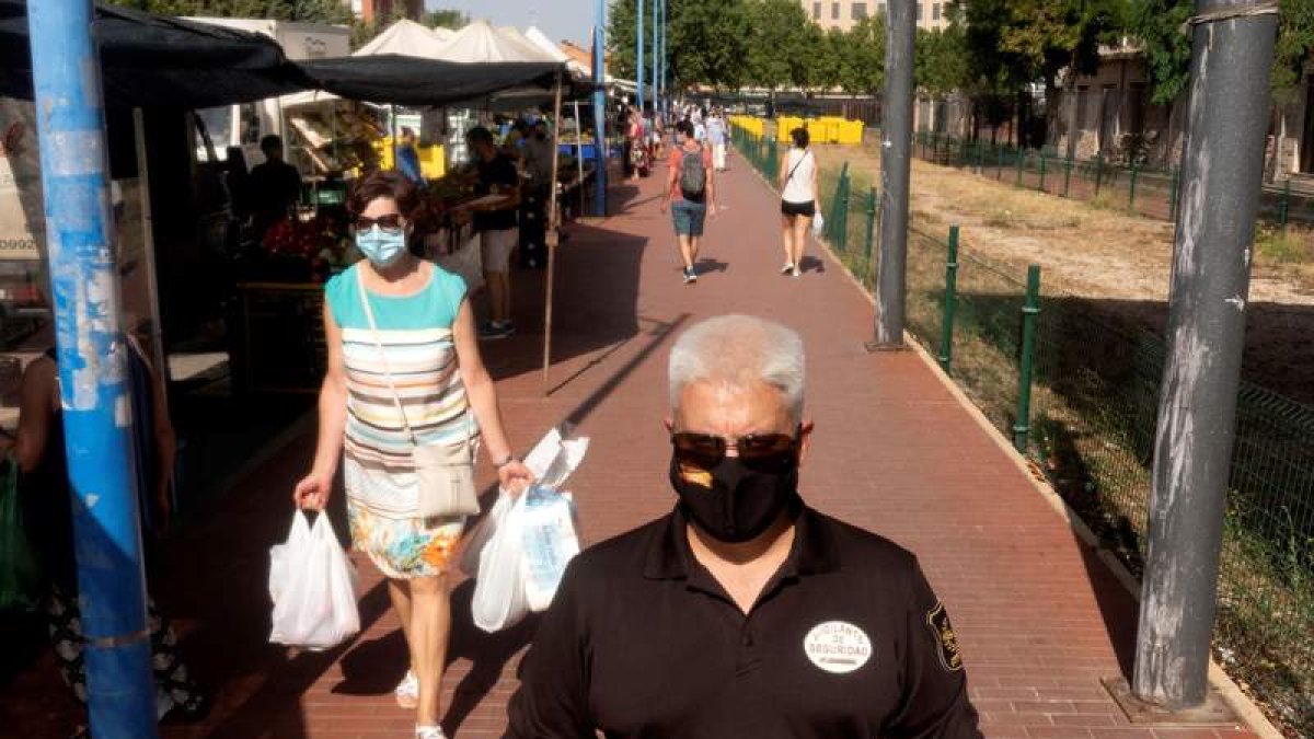 Aranda de Duero celebra su tradicional mercadillo a pesar del confinamiento. PACO SANTAMARÍA