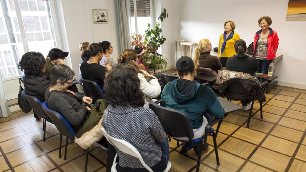 El Teléfono de la Esperanza abrió ayer sus puertas a personas en riesgo de exclusión que participan en el programa de formación de Cáritas.