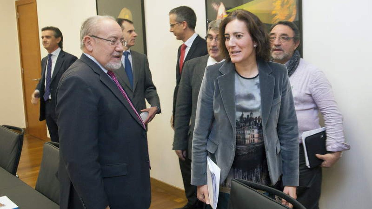 Los patronos de la Fundación Villalar, ayer a la entrada de la reunión.