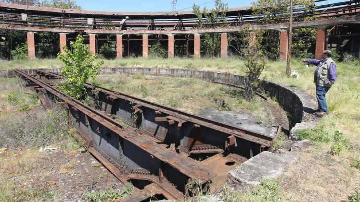 Miguel Nava mostraba ayer el puente giratorio, de los pocos que se conservan en España, del que se han llevado los raíles.