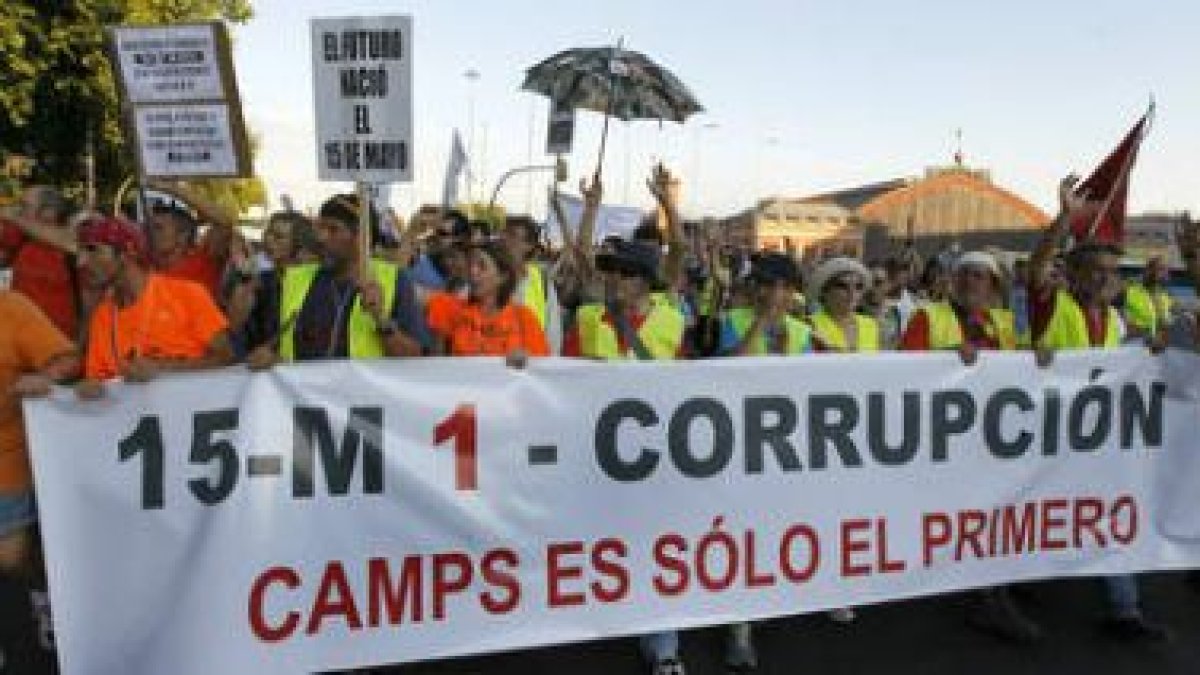 Indignados de la Ruta Este a la altura de Atocha en su camino hacia la Puerta del Sol.