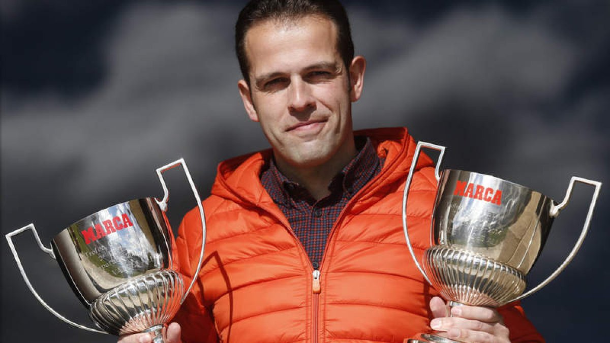 Jorge Valdés muestra satisfecho los dos trofeos ‘Guruceta’ conseguidos de forma consecutiva en estas dos últimas temporadas