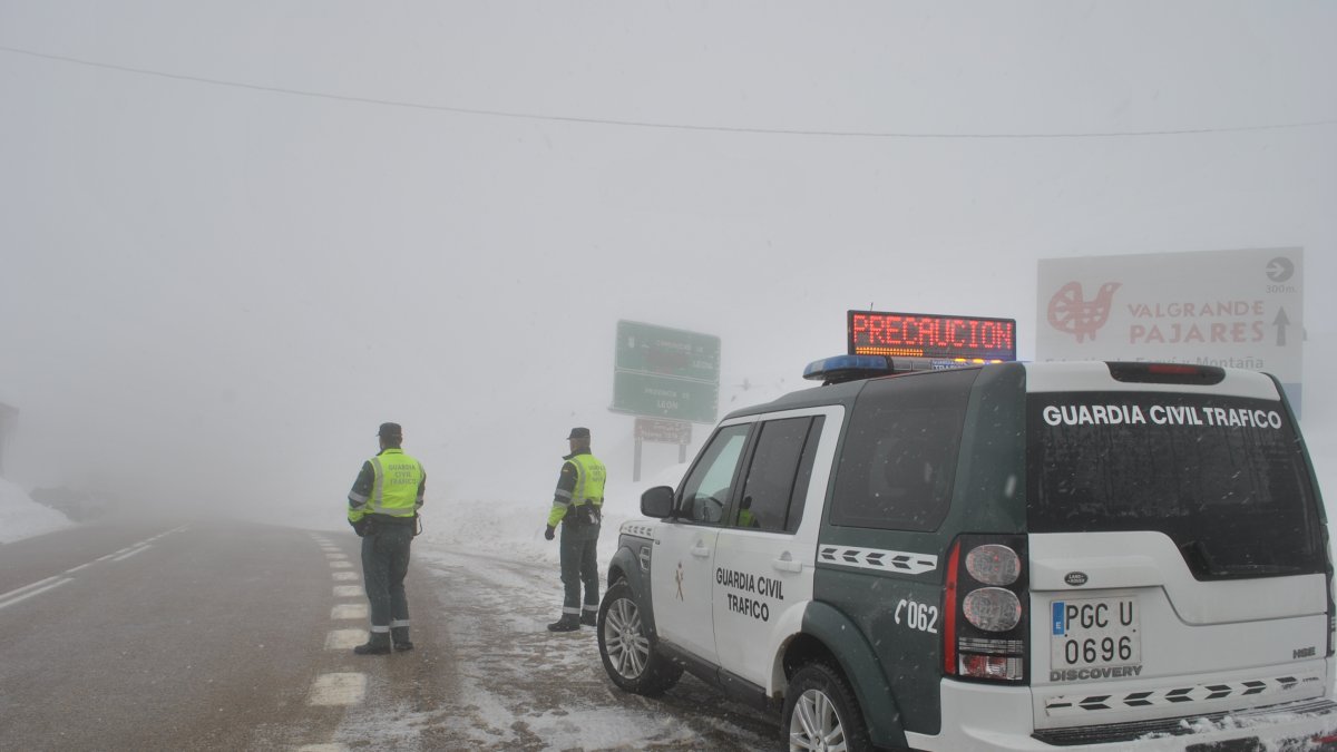 Una patrulla de la Guardia Civil controla el tráfico.SUBDELEGACIÓN DEL GOBIERNO