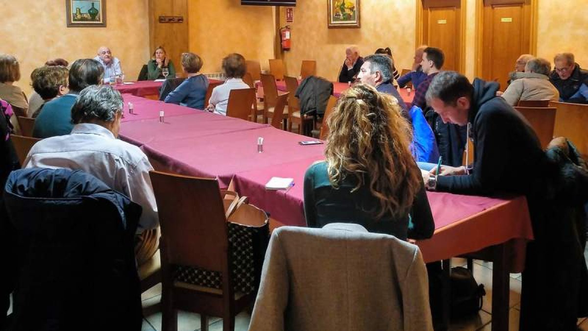 Chamorro y Noelia Álvarez, en la reunión con vecinos de Párroco. DL