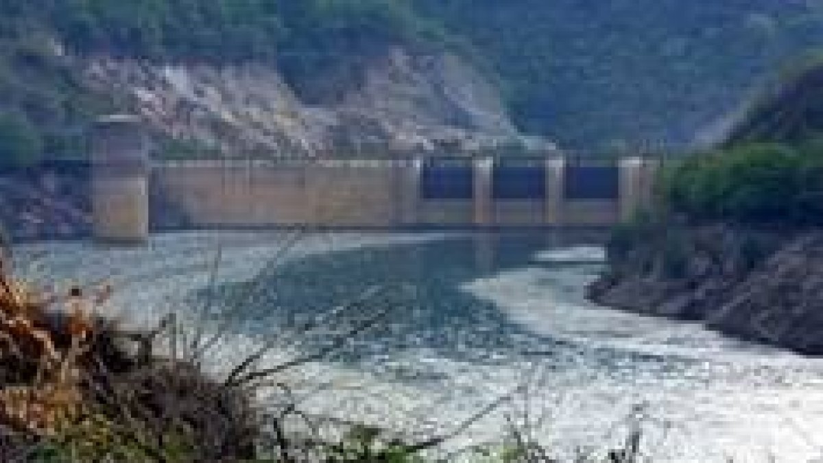 El embalse de las Rozas ha disminuido su caudal desde hace dos meses