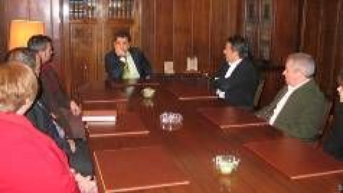 Un momento de la reunión mantenida entre Riesco y la nueva directiva de la asociación Matagal