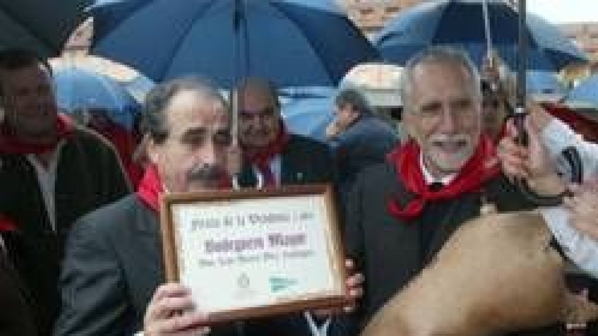 Pablo San José, de Vile, entrega el diploma a Abraham García