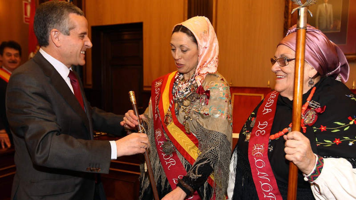 El alcalde hace entrega del bastón de mando a Pilar Revuelta, en presencia de Mercedes García.