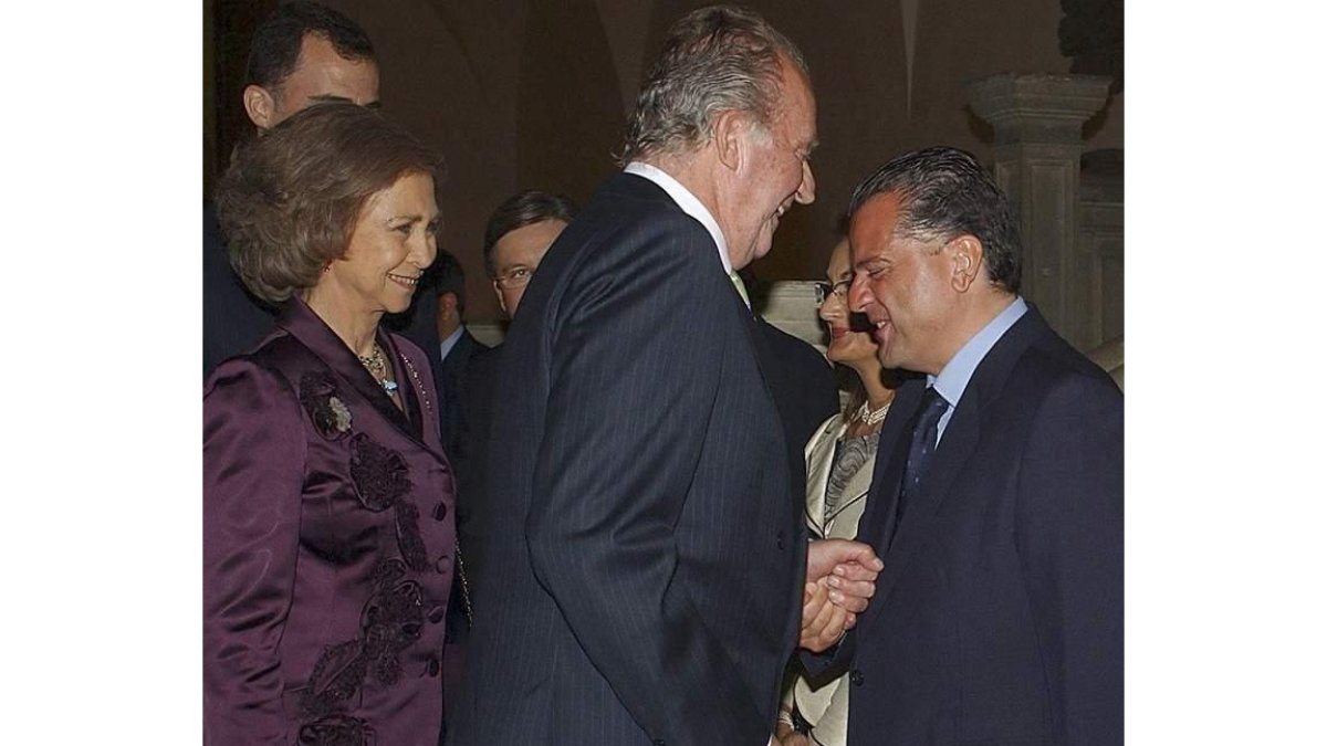 El rey transmite los recuerdos enviadospor Zapatero a Amilivia en 2007.