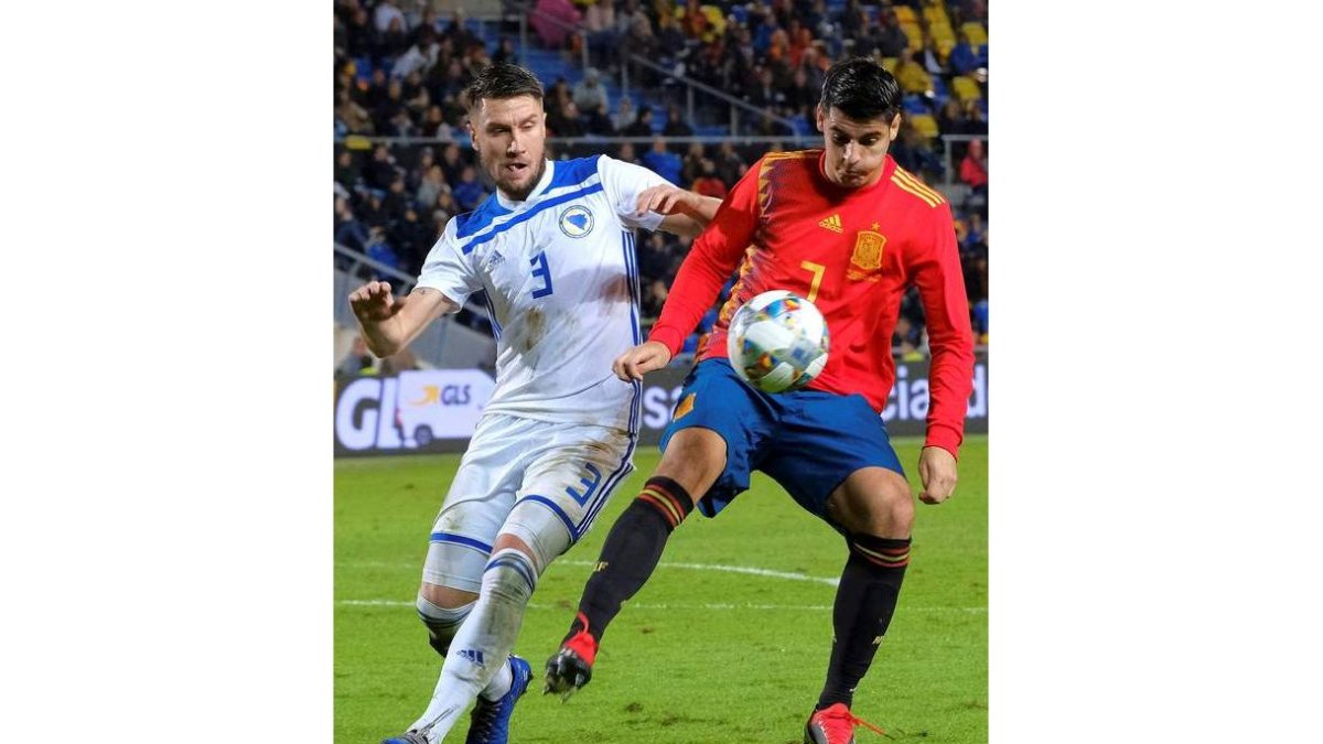 Morata intenta superar a un rival en un partido en el que España mostró poca pegada. MEDINA