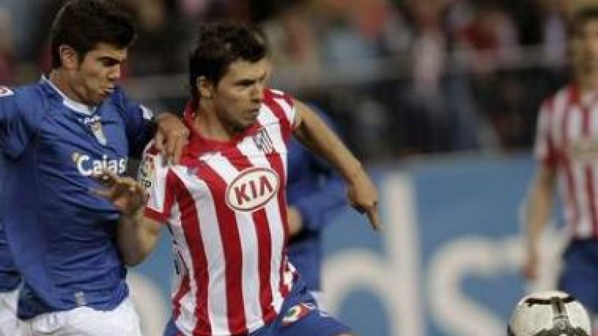 El «Kun» Agüero pelea un balón con el defensa del Xerez Aythami Artiles.