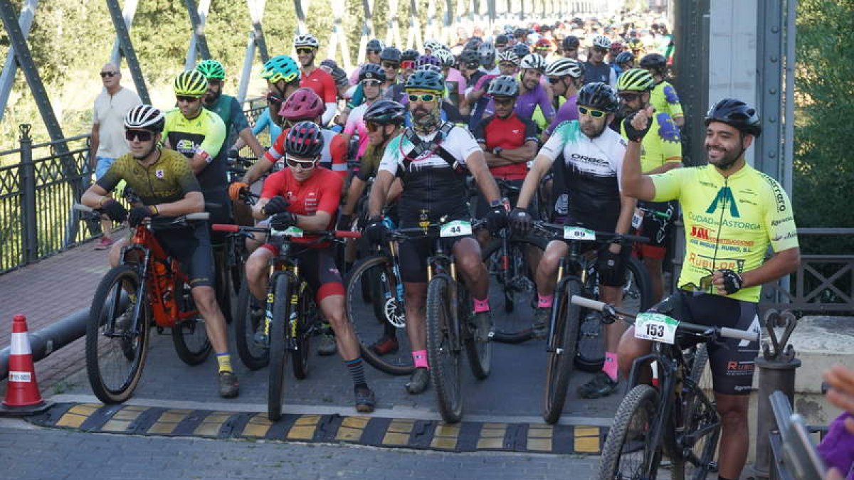 Momento de la salida de la Lúpulo Bike desde el Puente de Hierro de Villanueva de Carrizo. J. NOTARIO
