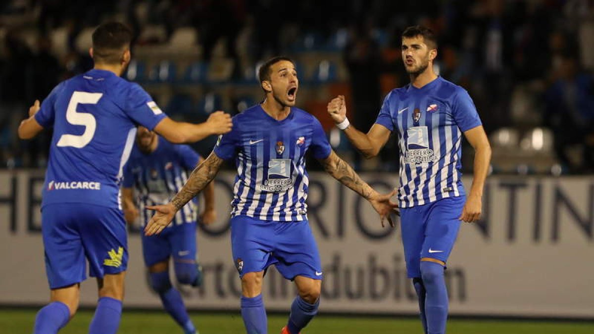 Cidoncha celebra el gol anotado al botar una falta que le da a la Deportiva una mínima ventaja en la eliminatoria ante el cuadro villarrealense. L. DE LA MATA