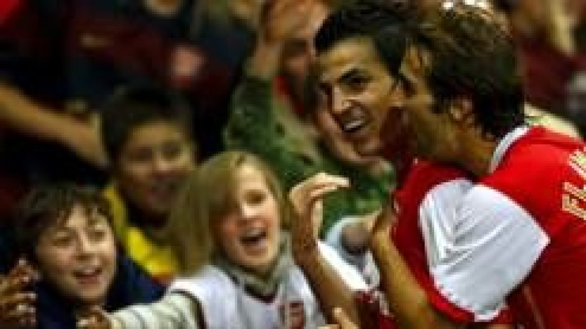 El español Cesc Fábregas celebra el primer gol del Arsenal con la afición