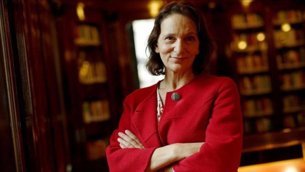 La cofundadora de Podemos, Carolina Bescansa, en la biblioteca del Congreso.