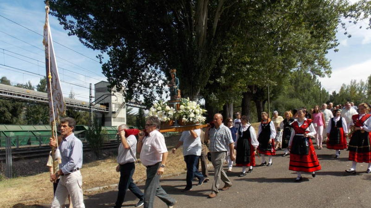El traslado de la patrona hasta la ermita de Celada fue uno de los actos de ayer. PLANILLO