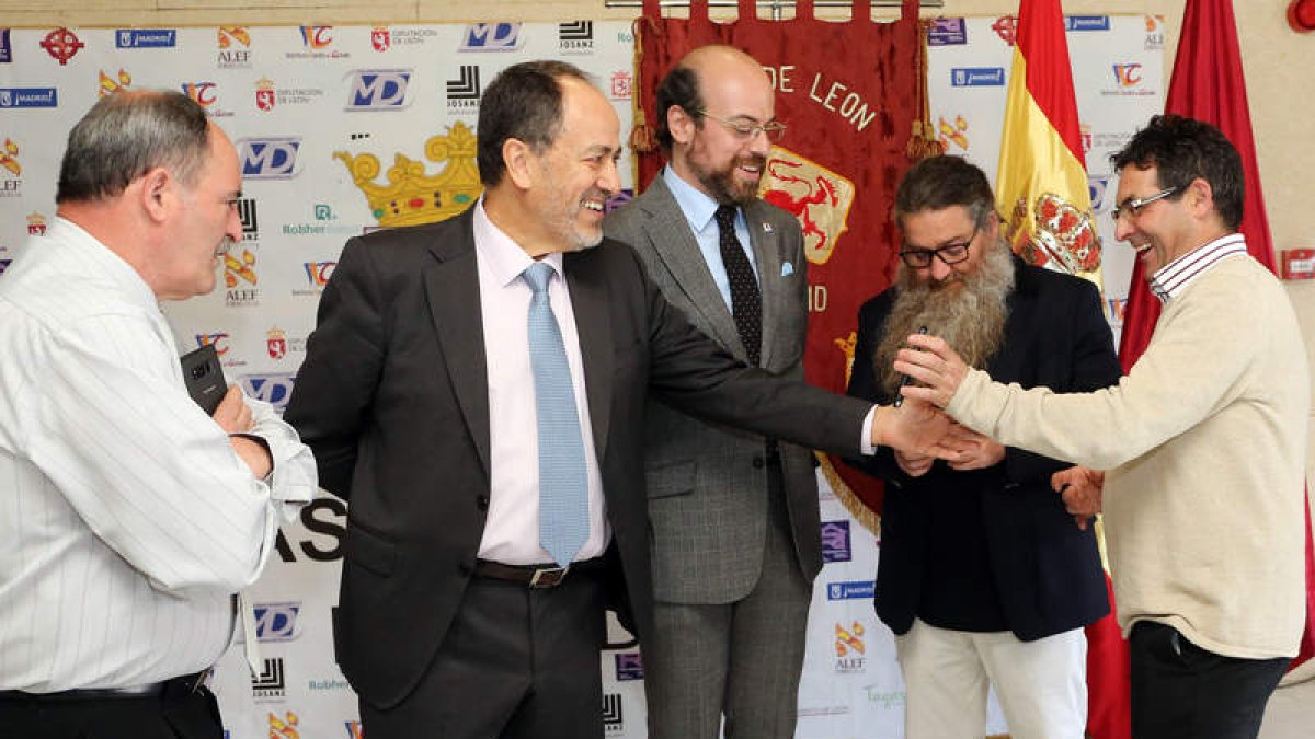 En el centro, Ovalle saluda a otro invitado, junto a Diego García y Raúl Pérez. RAQUEL P. VIECO