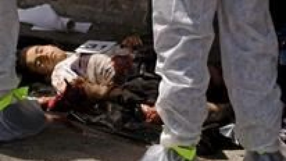 La policía recoge el cuerpo del terrorista suicida, única víctima del atentado palestino