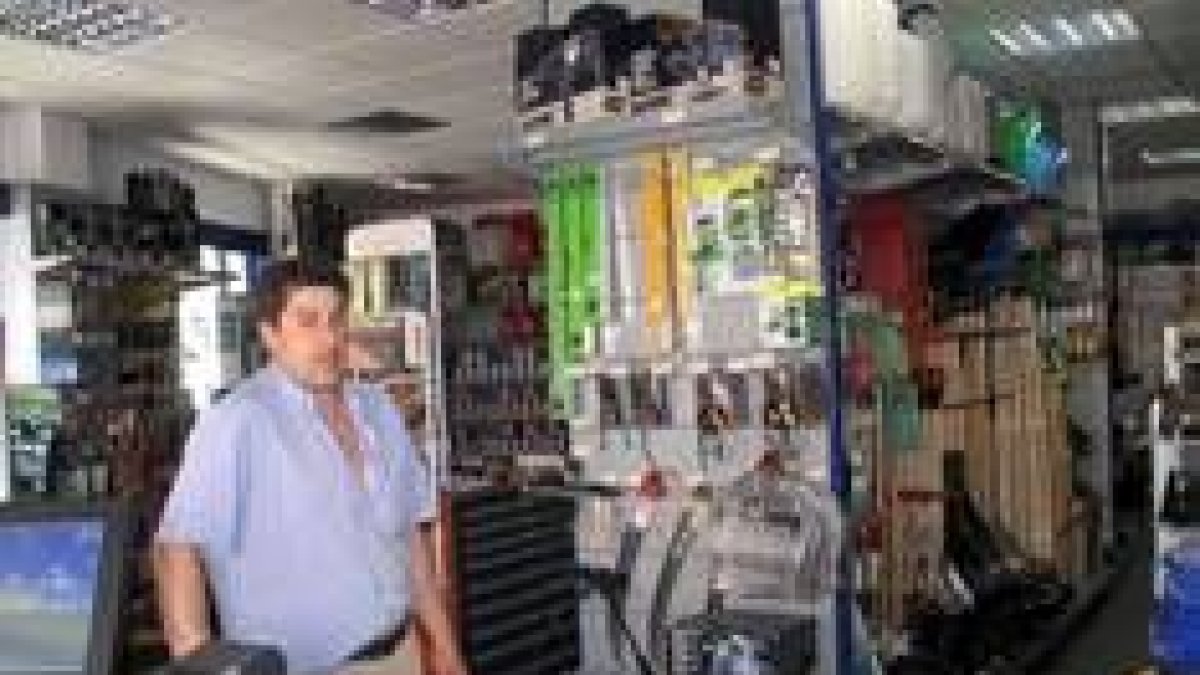 Rafael Concellón, la tercera generación de empresarios, en la nueva tienda