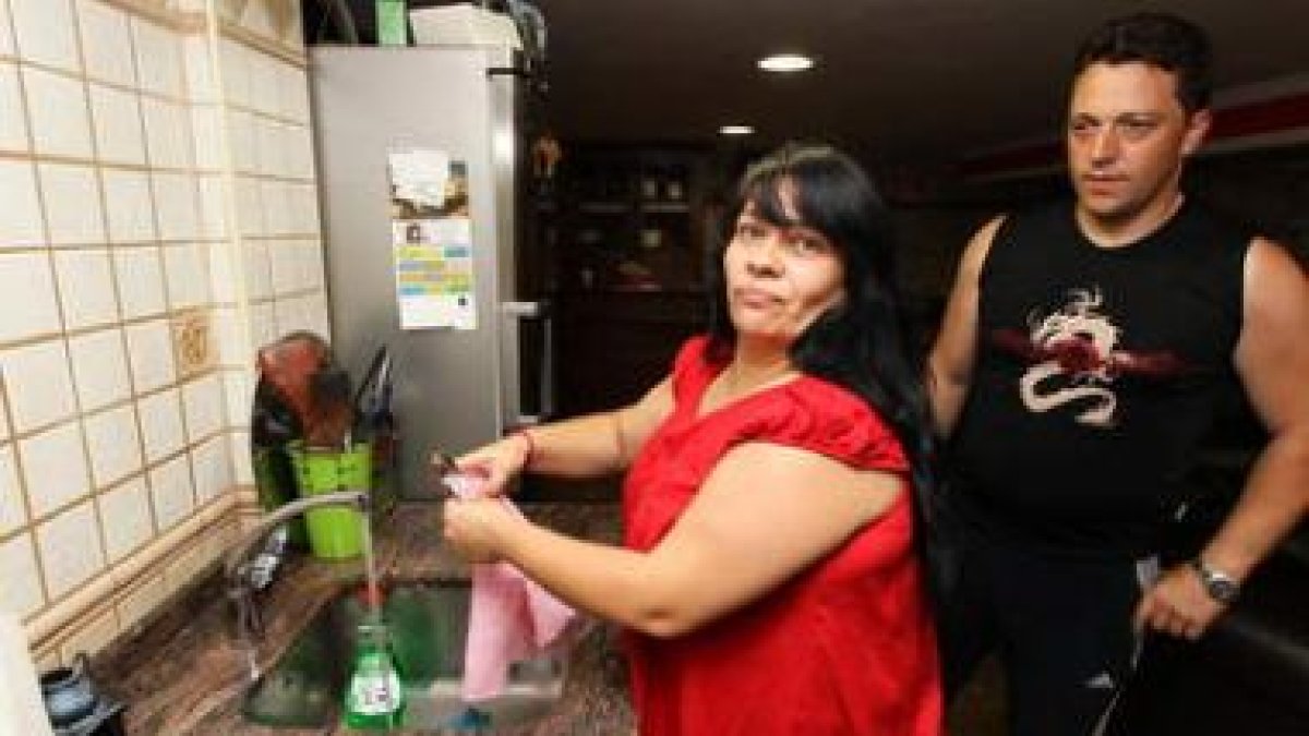 Ángeles Cadenas y su marido, J.M. Guerrero, alimentan a dos niños y le pasan pensión a una hija.