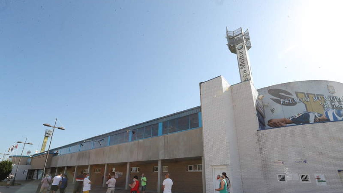 Las colas en El Toralín se prolongaron durante toda la mañana, incluso antes de su apertura. ANA F. BARREDO
