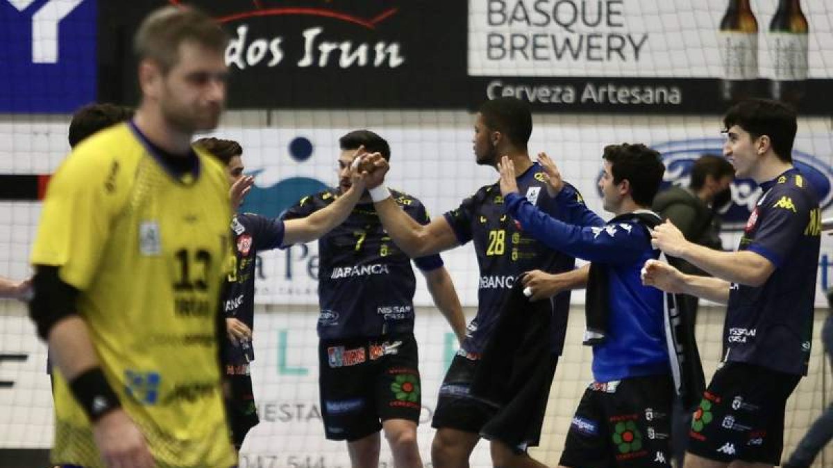Los jugadores del Abanca Ademar celebran su victoria en la pista del Bidasoa. JAVIER COLMENERO