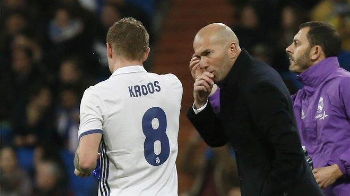 Zidane le da indicaciones a Toni Kroos en un partido ante Las Palmas.